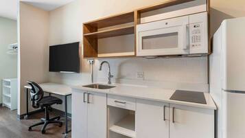 Studio – premium, ikke-røyk, kjøleskap og mikrobølgeovn | Sengetøy av topp kvalitet, skrivebord og strykejern/-brett