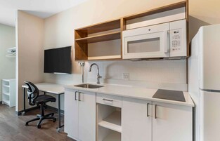 Estudio Premium, no fumadores, frigorífico y microondas | Ropa de cama de alta calidad, escritorio, tabla de planchar con plancha