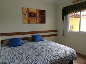 Minibar, cortinas blackout, wifi gratis y ropa de cama