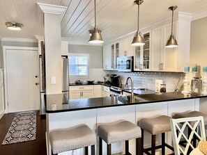 Kjøleskap, mikrobølgeovn, ovn og kokeplater