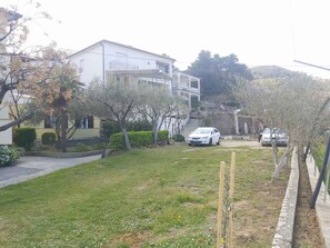 المنطقة المحيطة بالمنشأة