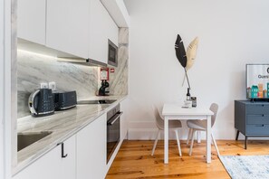Kühlschrank, Mikrowelle, Ofen, Wasserkocher mit Kaffee-/Teezubehör