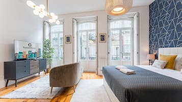 Tabla de planchar con plancha, internet y ropa de cama