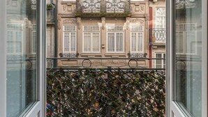 A view from a balcony with a wrought iron fence and a decorative plant. - GuestReady - Amazing Studio in the heart of Porto (Porto)