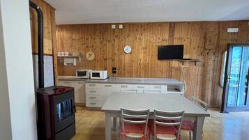 Frigorifero, microonde, piano cottura, lavastoviglie