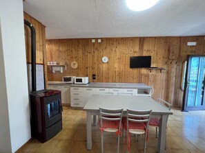 Refrigerador, microondas, placa de cocina, lavavajillas