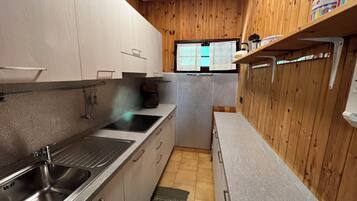 Jääkaappi, mikroaaltouuni, liesi, astianpesukone