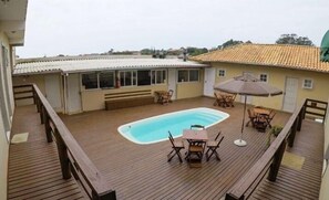 Una piscina al aire libre de temporada