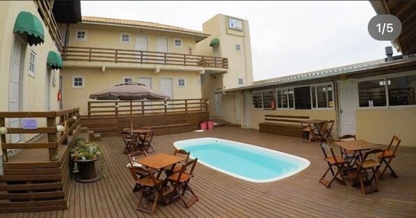Una piscina al aire libre de temporada