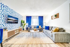 Smart TV - Relaxing Ground Floor Canal View – Palm Wave Stays (Coconut Creek)