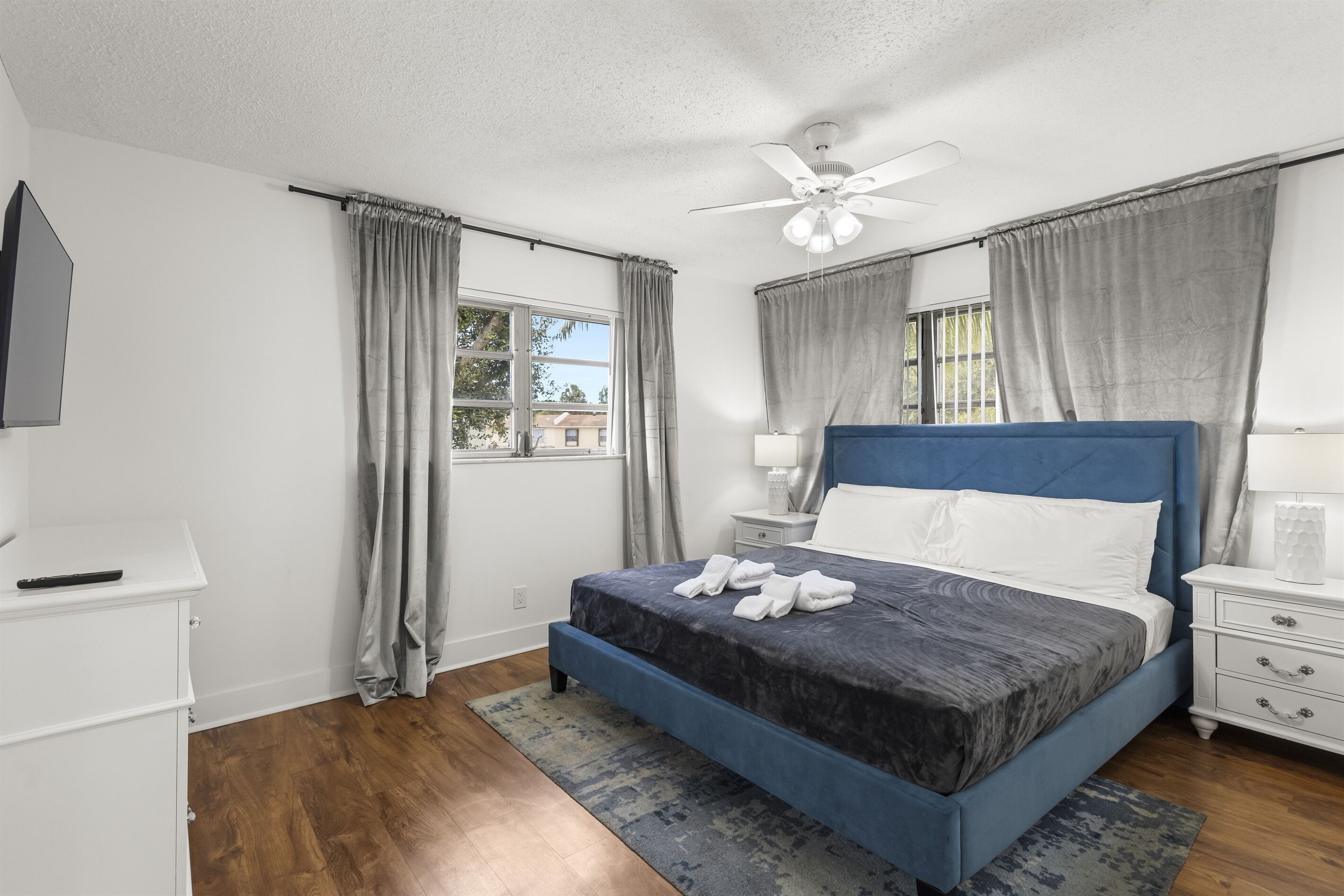 2 habitaciones, escritorio, tabla de planchar con plancha y wifi gratis 