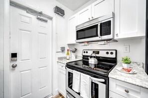 Frigorifero, microonde, forno, piano cottura