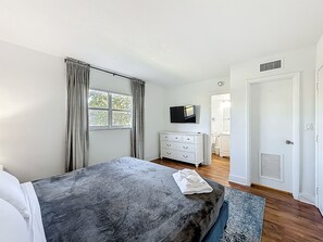 1 dormitorio, escritorio, tabla de planchar con plancha y wifi