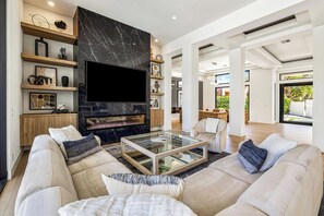 Télévision, cheminée, espaces bureaux