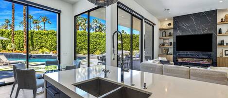 المنشأة من الداخل