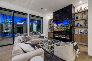 Fernseher, Kamin, Arbeitsbereiche