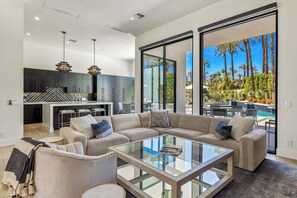 Televisie, een open haard en een kantoor