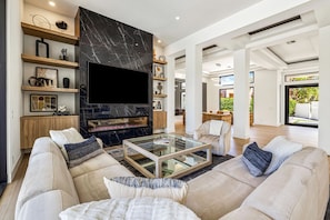 Fernseher, Kamin, Arbeitsbereiche