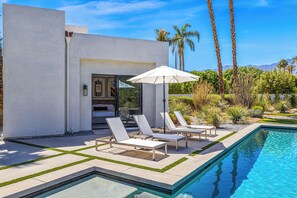 Unclassified image, 4 of 50, button