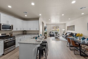 Jääkaappi, mikroaaltouuni, uuni, liesi