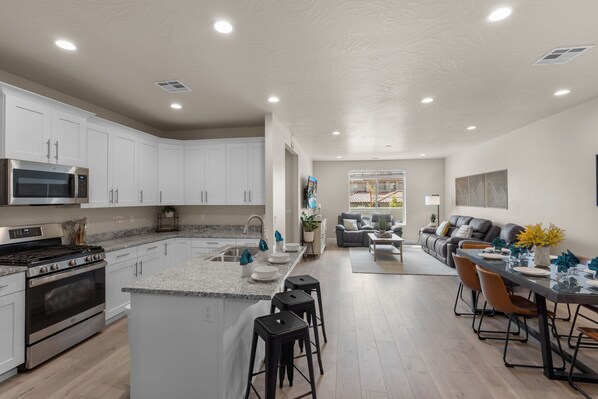 Réfrigérateur, micro-ondes, four, plaque de cuisson