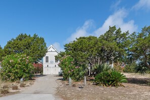 Exterior - Flip Flops overlooks the signature hole of the golf course and has a beautiful view of the ocean! (Bald Head Island)