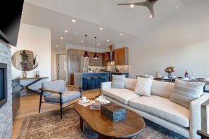 Televisión y chimenea 