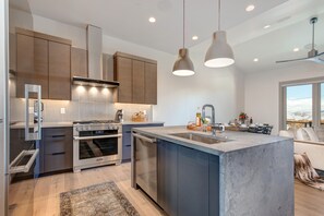 Refrigerador, microondas, horno y parrilla de estufa 