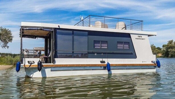 A large, modern yacht with a covered deck area, windows, and a cabin. - Cozy ship in Havelsee OT Kützkow (Havelsee OT Kützkow)
