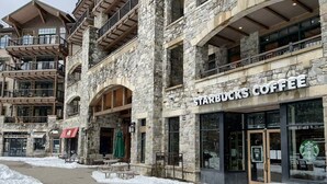 Een meerhoog gebouw met een Starbucks Coffee shop op de begane grond.