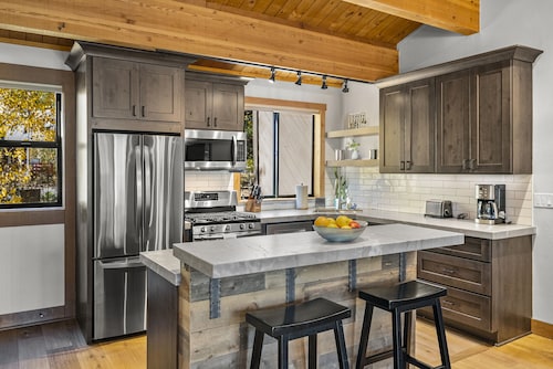 Chic Northstar Condo w/ 2 Queen Beds | Walk to Village, Gondola Ride, Rec Access