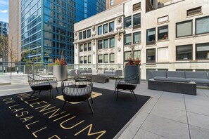 Outdoor dining - Luxury 2BR near Millennium Park + 5-Star Reviews (Chicago)