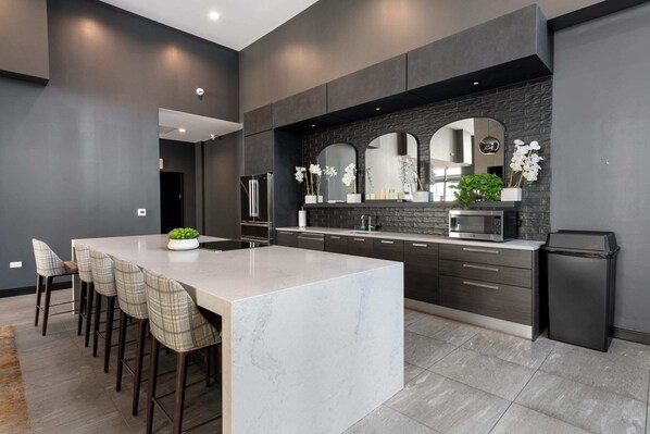 Dining - Luxury 2BR near Millennium Park + 5-Star Reviews (Chicago)