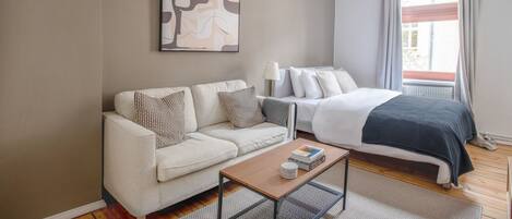 Een strijkplank/strijkijzer, wifi, beddengoed