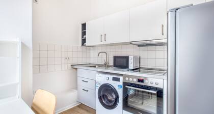 Bright Steglitz Studio nr Schloßstraße, by Blueground