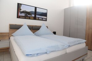 3 bedrooms, desk, WiFi
