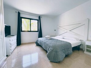 1 slaapkamer, een bureau, reisbedje, gratis wifi