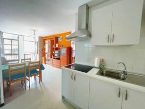 Réfrigérateur, micro-ondes, cafetière/bouilloire, grille-pain