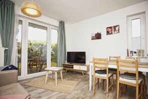 TV, stereo - Cozy vacation apartment near the harbor - FeWos am Hochzeitsberg FeWo 08 - FeWos (Breege)