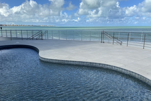 Ulkouima-allas, aurinkovarjoja, aurinkotuoleja