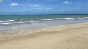 A beach with a clear sky and calm sea. - Bela Hospedagem - Vista piscina e mar (João Pessoa)