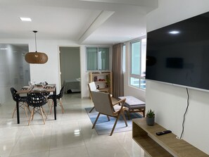 Family Apartment | Living area | 32-inch Smart TV with cable channels, TV - Bela Hospedagem - Vista piscina e mar (João Pessoa)
