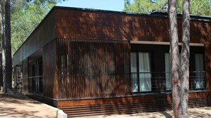 Un bâtiment moderne avec une façade en bois, de grandes fenêtres et un toit en pente.