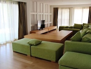 TV - Lovely apartment in villa with A/C, pool, WIFI, TV, terrace, pets allowed and panoramic view (Calvi)