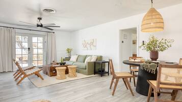 TV connectée, cheminée, espaces bureaux