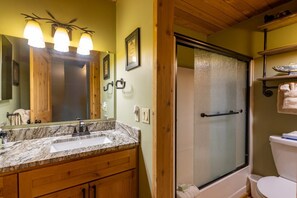 Haartrockner, Handtücher, Shampoo, Toilettenpapier