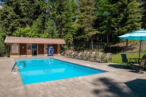Una piscina cubierta, una piscina climatizada