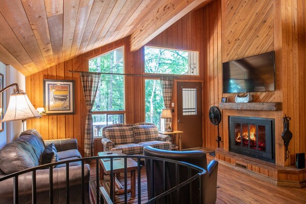 Älytelevisio, takka, pöytäjalkapallopöytä