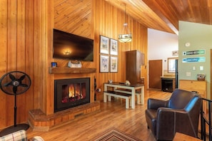 Smart TV, fireplace - Hidden Gem - Escape to Ptarmigan Village 77 (Whitefish)