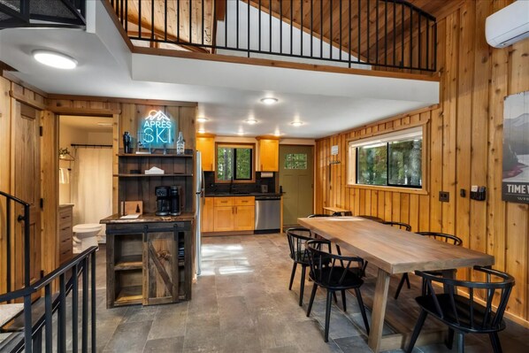 Jääkaappi, uuni, liesi, astianpesukone